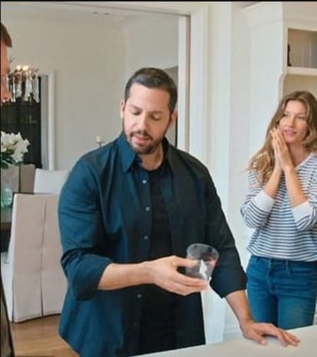 David Blaine performing magic trick to Gisele Bundchen